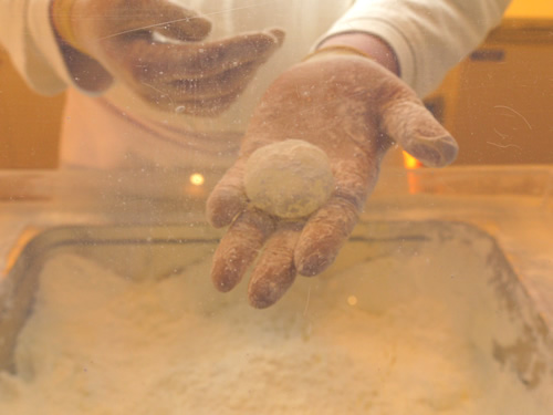 この飴の塊から「龍の髭」ができまーす