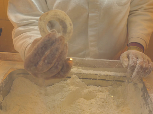 まずは穴を開けて…