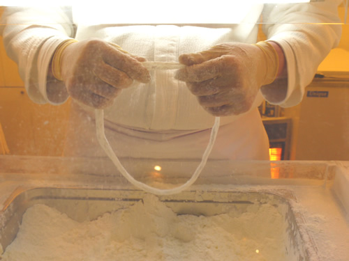 輪っかのまま細ーく伸ばします