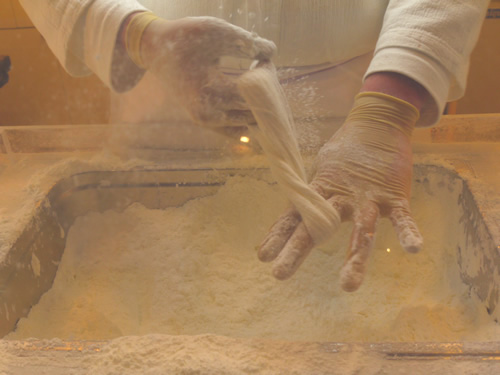 伸ばした輪っかをひねっては伸ばし…