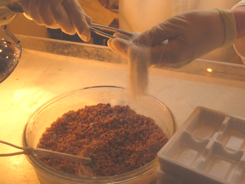 龍の髭にクルミを包みます