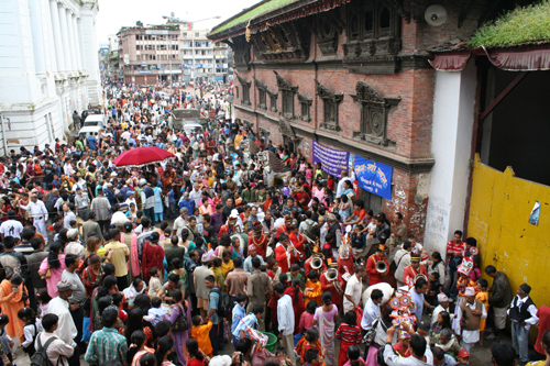 ガイジャトラ　クマリの館前