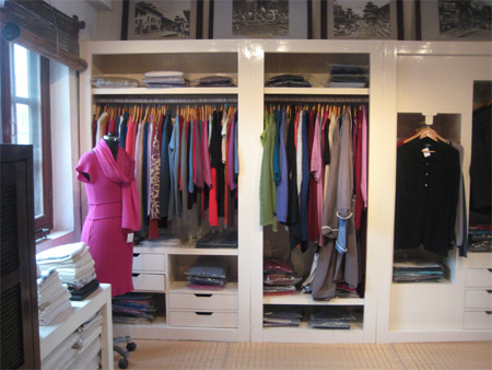 ウエアが掛かるワードローブ