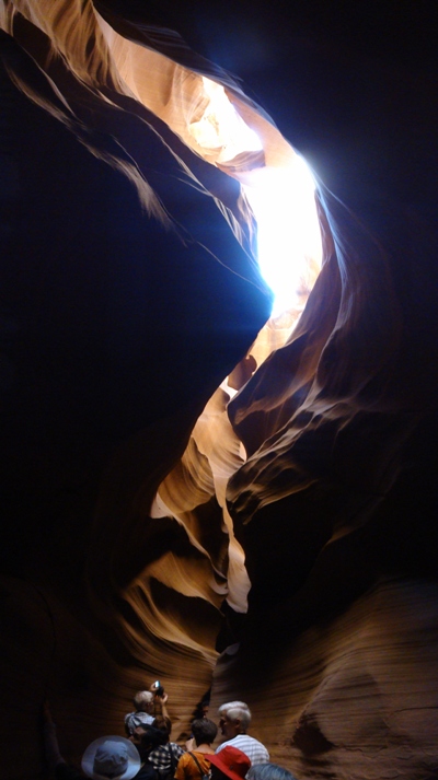 上に開いた割れ目を見上げる