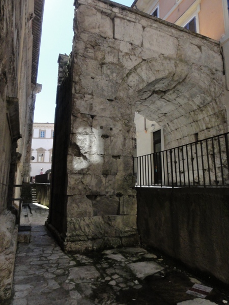 ドゥルースス凱旋門近景