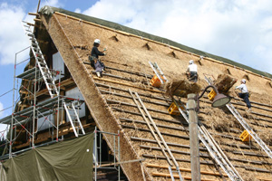屋根の角度が急な造り