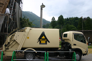 茅葺き収集車