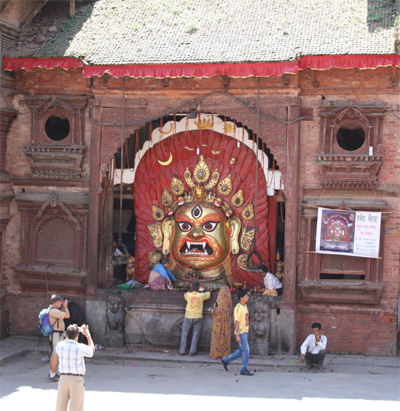 セトバイラブを写真に収めるツーリスト