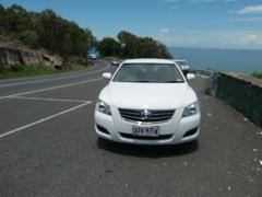 キレイな空に白い車が映えます！