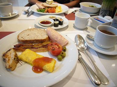 朝ごはんはバイキングでした、とりすぎ！？