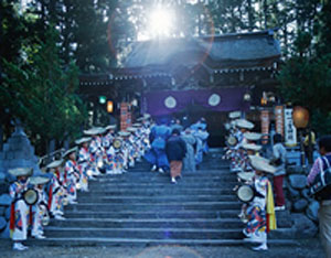 広い境内のまわりには、祭りの屋台店が建ち