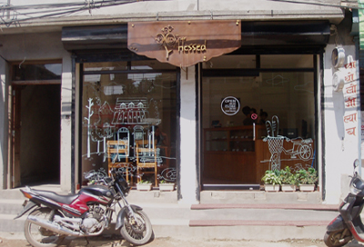 通りに面したガラス張りの明るいお店