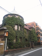 蔓に埋もれた家