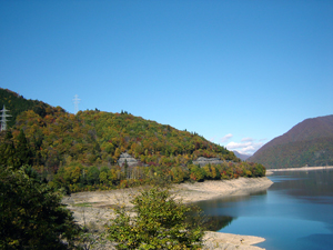 紅葉が見ごろの国道１５６号