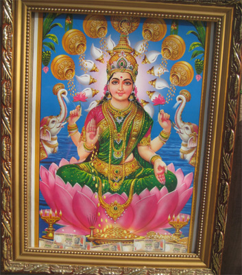 お金が振っている!印度の千ルピー。