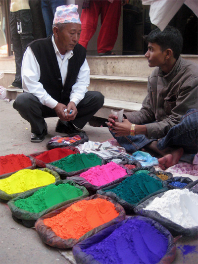 市場にて色粉を買うおじさん