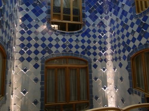 光の井戸、タイルの色の違い