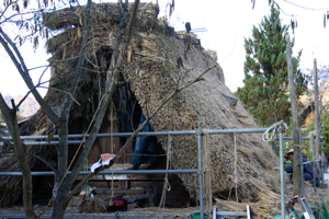 白川郷 合掌集落内にて合掌小屋の修復作業