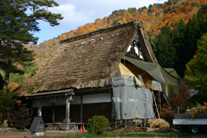 屋根の葺き替え作業中