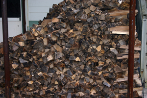 囲炉裏で薪は必要