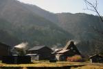 合掌造り　至る所から湯気