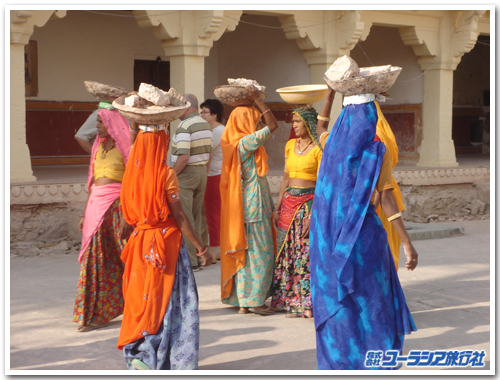 華やかなインド女性の服装
