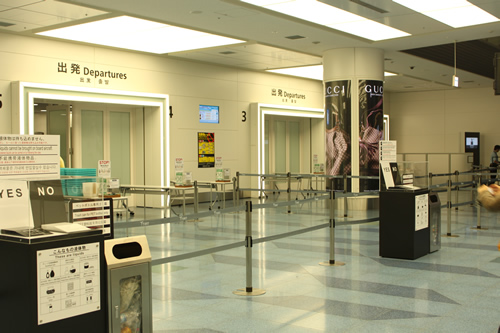 ハイ、もう出発口です!