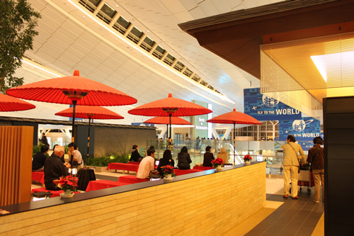 自由に座れるフリースペースはお茶屋風