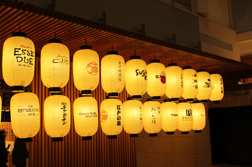 ショップの名前も提灯で