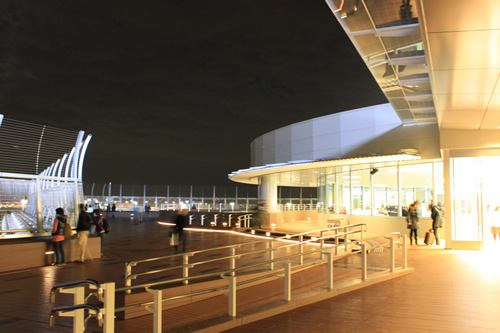 展望デッキからは空港の夜景!