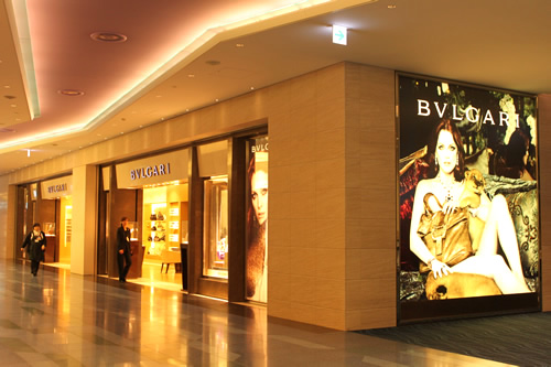 免税店エリアもまだガラガラ