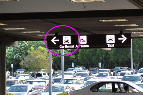 レンタカーカウンターの案内表示