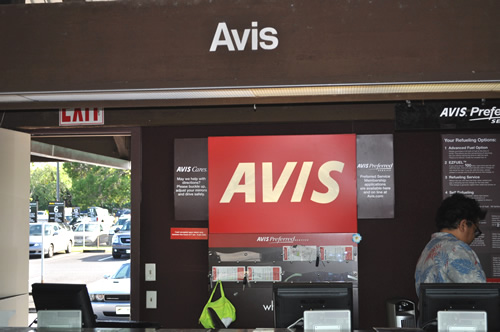 日本で予約しておいたAVISレンタカー