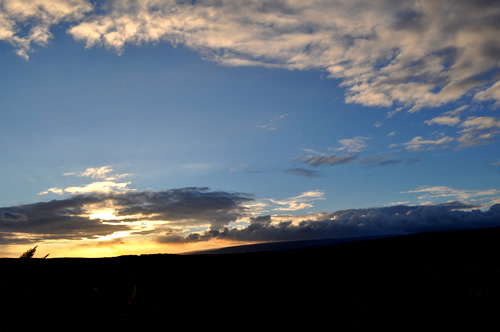 噴煙と夕陽の作り出すこんな