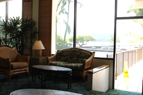 ロビーのソファ