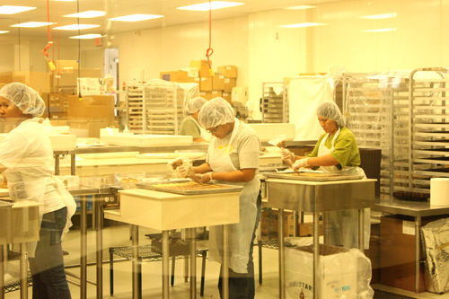 ガラス越しに製造中の様子が見られます