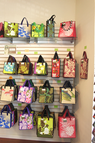 ハワイアンな柄のショッピングバッグ