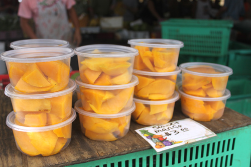 カットしたフレッシュマンゴーのパック