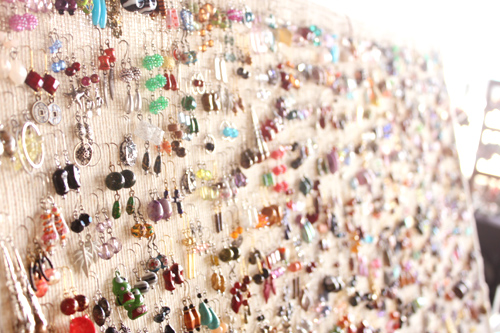 色もデザインもさまざまなピアス