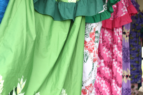 ムームーやパレオ、ハワイアンキルトの店も