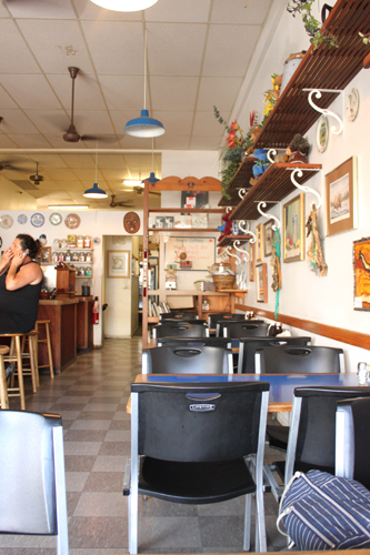 気どりのないカジュアルな店内