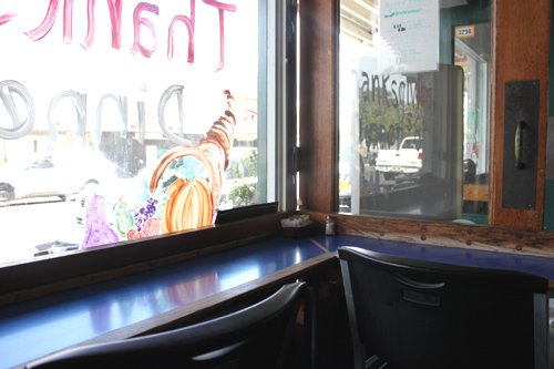 外向きのカウンター席