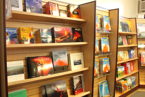 書籍からお土産まで色々扱う売店