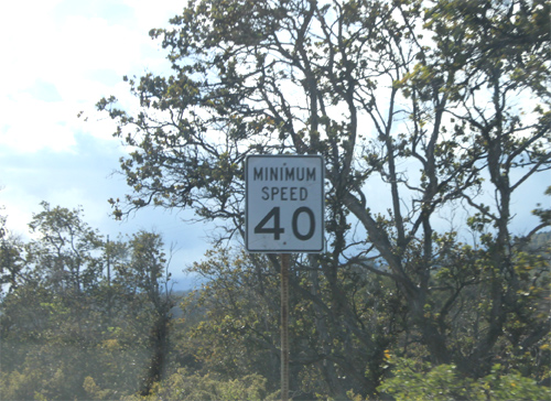 最低制限速度40マイルの標識