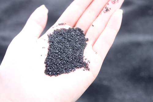 手にとってみるとかなり粒が粗いです