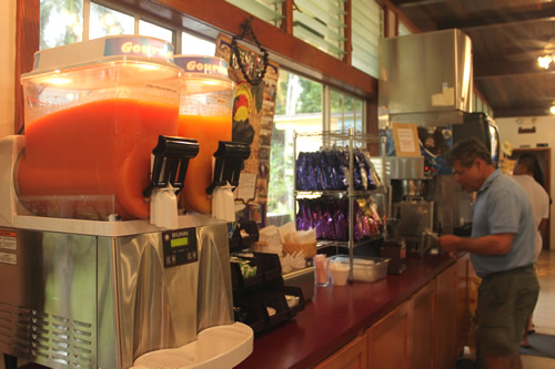 ドリンクはセルフサービス