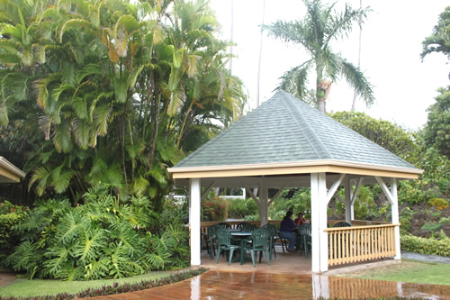 ショップを出てすぐのところで食べられます