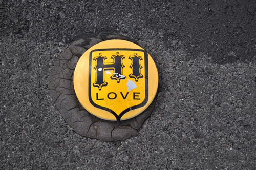 道路の鋲が「HI LOVE」♪
