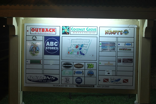 ホテルの近くにレストランやショップがたくさん