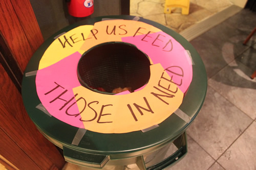 食べ物寄付用のバケツ